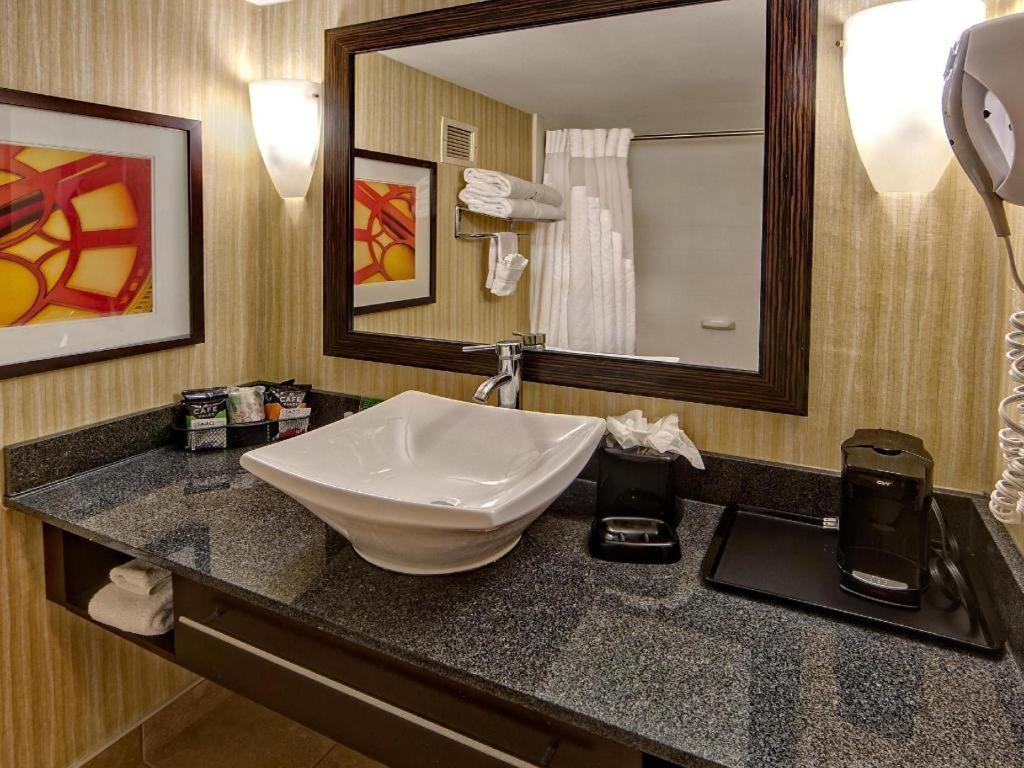 Clarion Hotel & Suites Conference Center Memphis Airport Zewnętrze zdjęcie